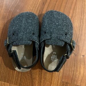 GAP Toddler Clog. Size 5-6  Hook and loop closure at ankle. Grey.